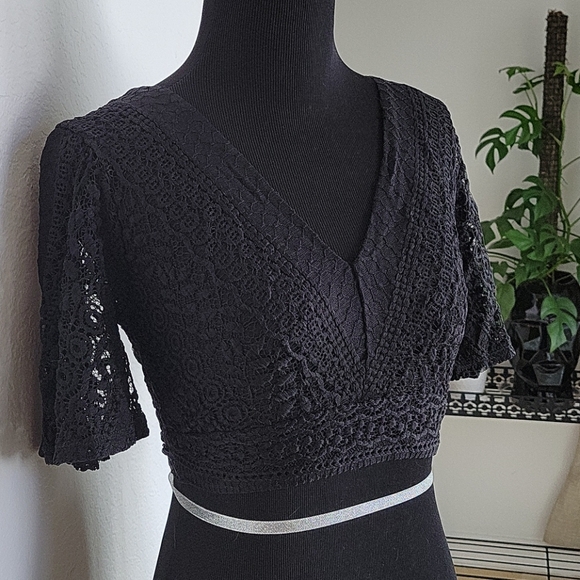 Express Tie Back Crochet V-Neck Crop Top - Picture 3 of 5